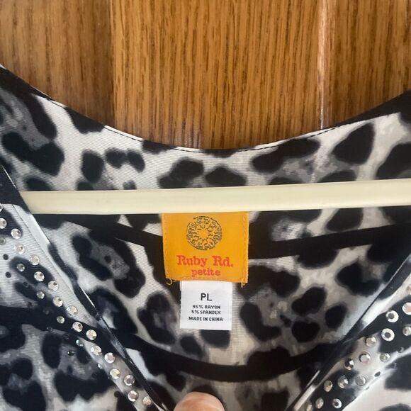 Ruby Rd PL Black Leopard Top - Picture 4 of 9